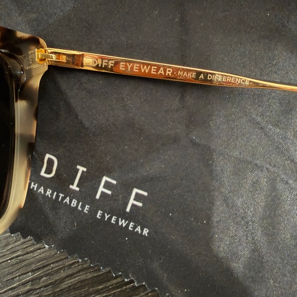 Women's EUC Diff Eyewear Black and Cream Sunglasses - Picture 4 of 5